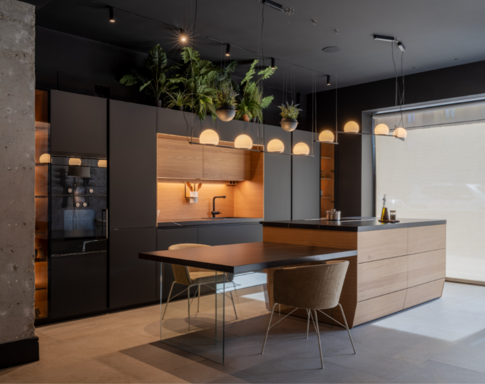 Cocina moderna con frentes negros combinados con color madera